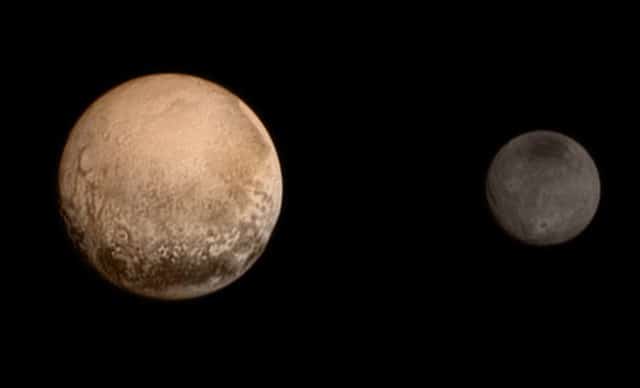 Фотографии Плутона и Харона в реальных цветах, деланные АМС «Новые горизонты» в июле 2015 года.