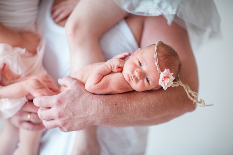 Стала мамой молодая. Фотосессия малыша с родителями. Фотосессия с новорожденным. Новорожденная девочка на руках. С новорожденной для папы.