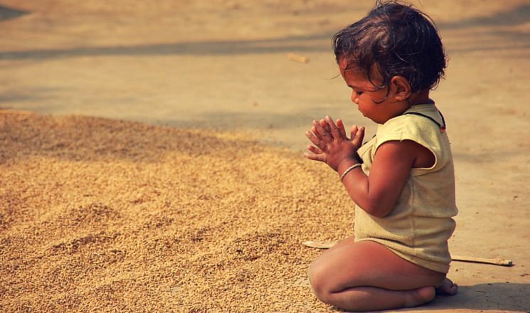 ребенок молится