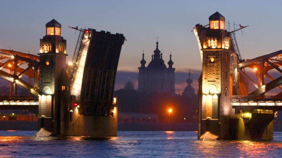 Разведение мостов в белые ночи в санкт-петербурге - чрезвычайно живописное зрелище