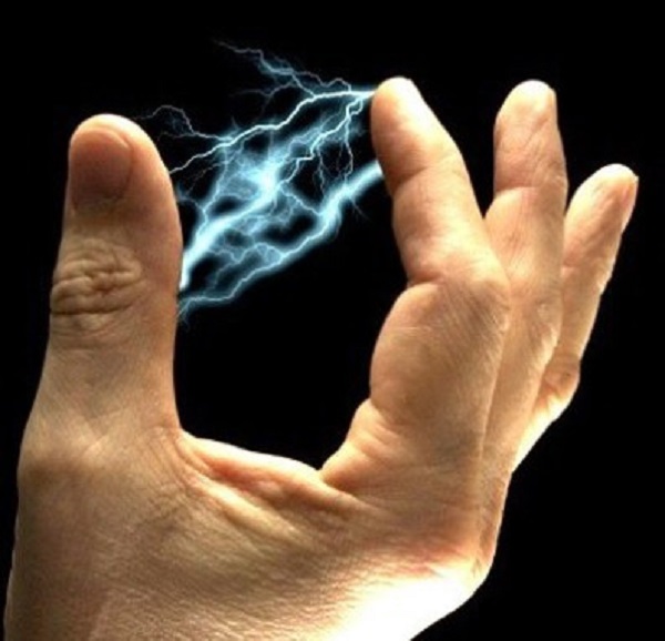 Электрический разряд между пальцами