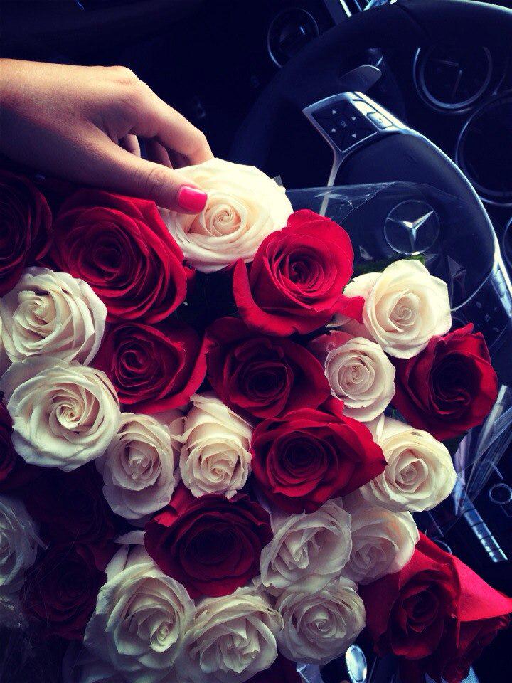 Сегодня мне подарили цветы. Красивый букет цветов в машине. Подарили цветы. Подарить девушке цветы. Подарки цветы девочкам.