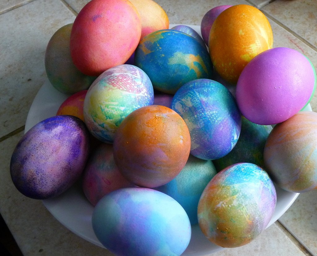 Дети красили яйца. Яйцо Пасха. Красим яйца. Крашеные яйца. Красивые крашеные яйца.