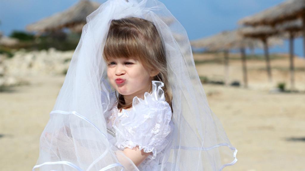 маленькая девочка в свадебном платье