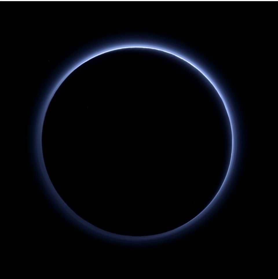 Светится атмосфера Плутона, которой он обладает. 