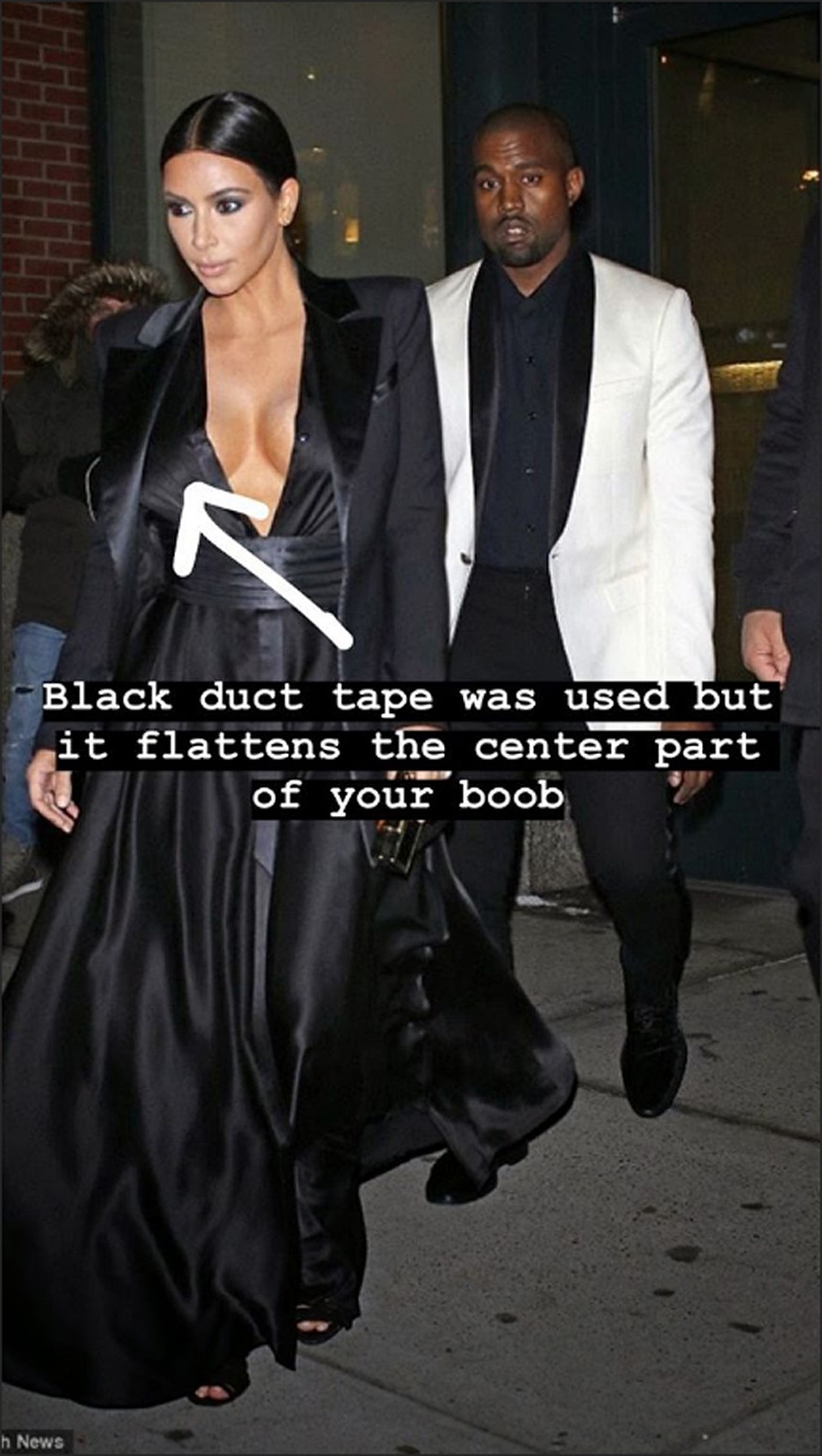 Ким опубликовала несколько снимков в одежде, под которой она носила скотч. Фото: Инстаграм. 