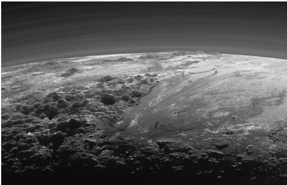 Долины и горы Плутона: снимок с зонда "Новый горизонты" 