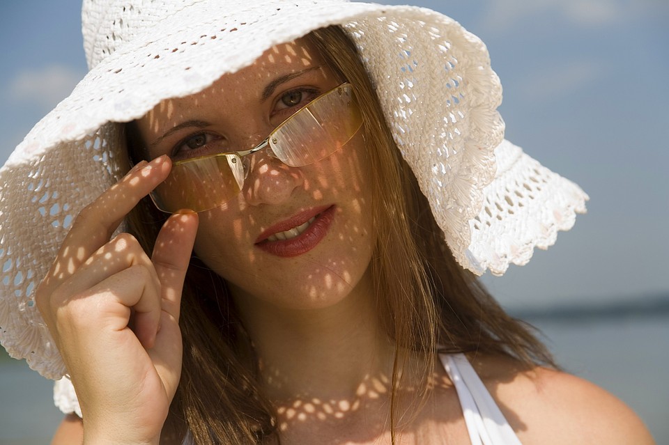 А вот солнцезащитные очки для женщин - хороший подарок! Фото: GLOBAL LOOK PRESS