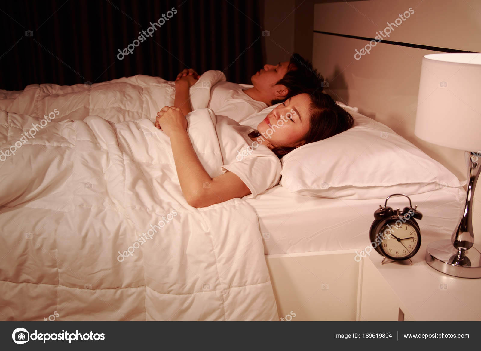 Жену в спальне спящую. Кровать развлечений. Спальня пара спят. Парочка в кровати.