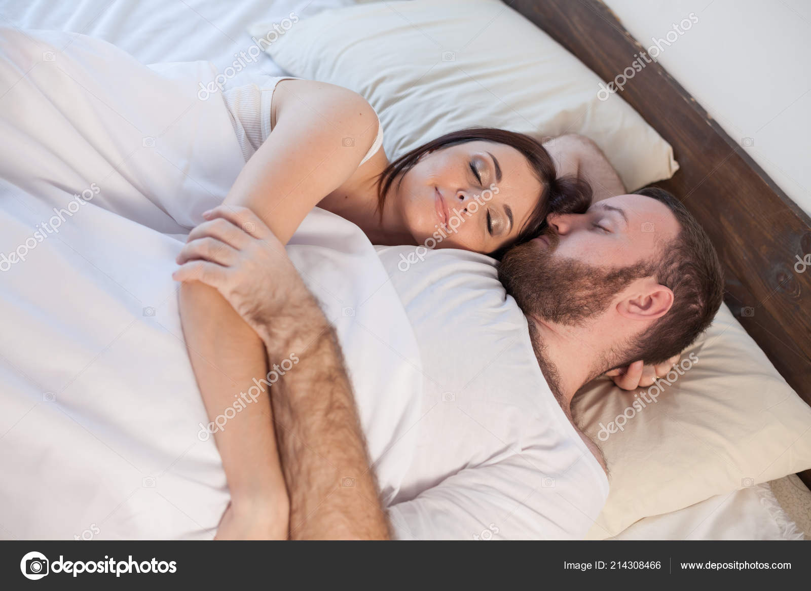 Мужчина в постели с женой