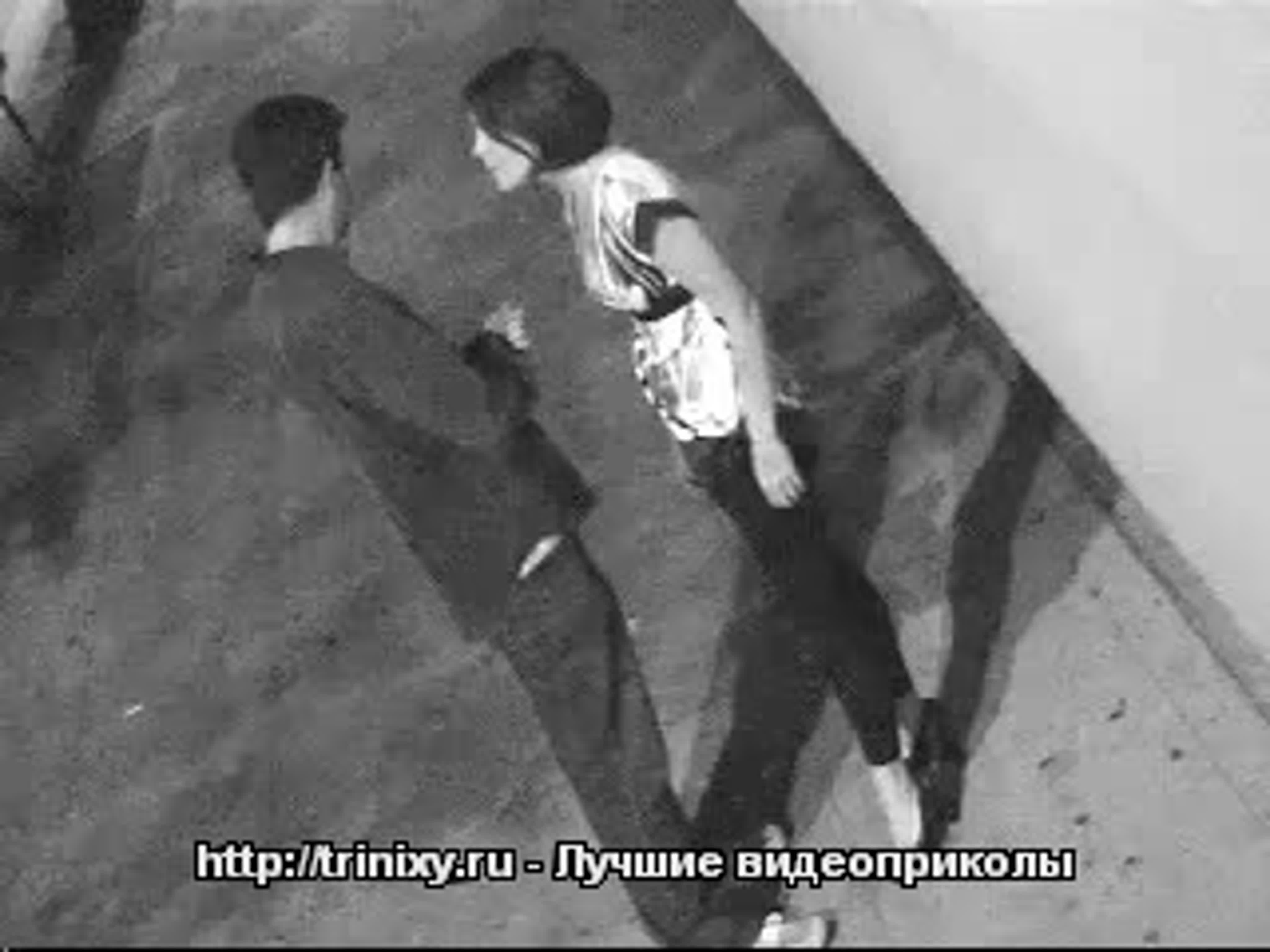 Кавказец ударил девушку