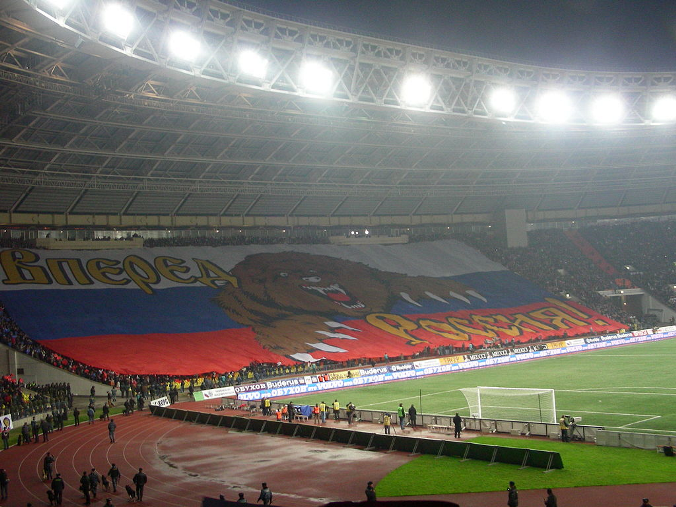 Медведь на фоне российского флага в последнее время используется на футбольных матчах