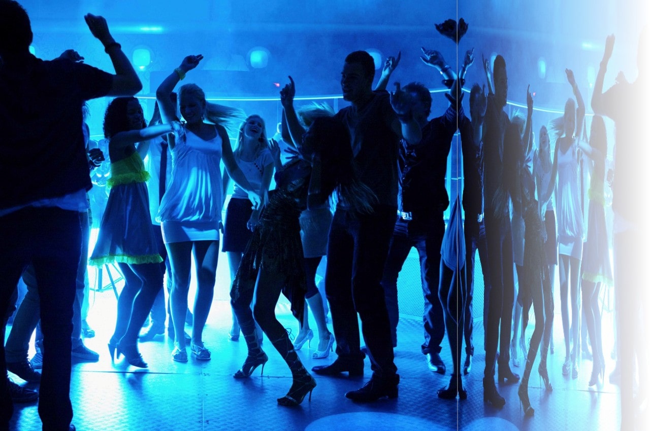 Ночной клуб люди танцуют