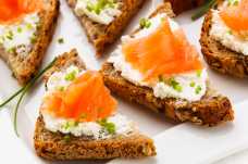 Philadelphia and Smoked Salmon Open Sandwich + a Banan - Weight Loss Resources - Lunch Day 3