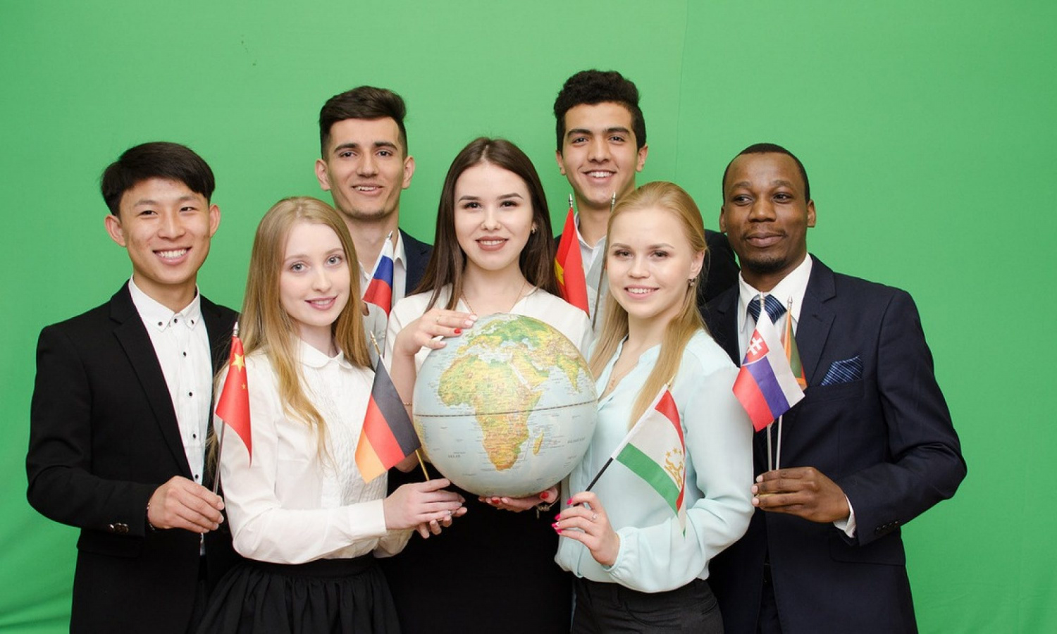 Межкультурная коммуникация россия. Иностранные языки. Студенты из разных стран. Студенты с глобусом. Студенты иностранцы с глобусом.